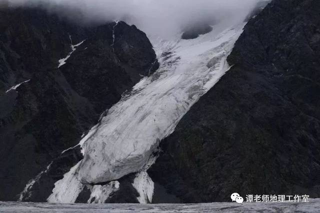 悬冰川 悬冰川是山坡上的积雪在适宜的条件下形成悬贴于山坡上的冰川