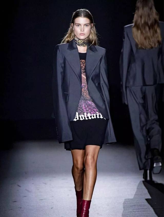 2021年流行服装风格,2021年服装流行的风格 有趣的廓形造型丨2020-2021服装设计流行趋势