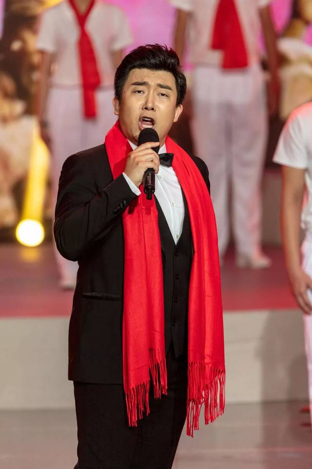 参加中央音乐学院大型实景歌剧《图兰朵》演出,在剧中饰演"彭".