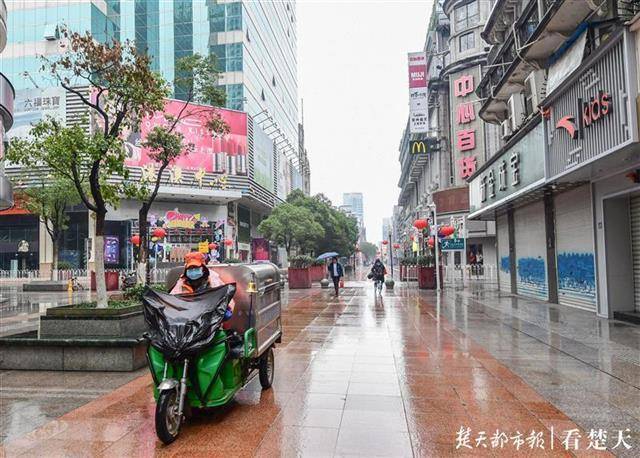 大年初一街上少了提礼人,环卫工人在空荡的街上坚守岗位