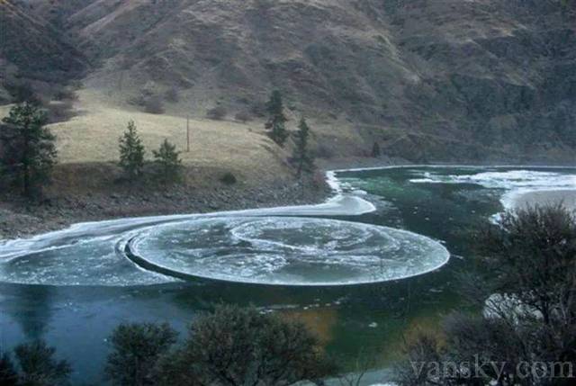 奇特圆形冰块在水面自动旋转!神秘性堪比麦田怪圈?