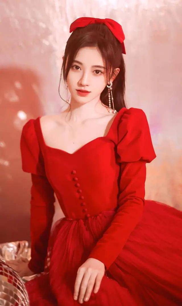 鞠婧祎亮相春晚,与谢娜肖战同台合作,网友:气场丝毫不
