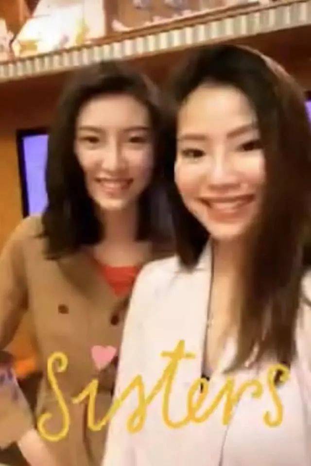 郑咏曦长得比两个姐姐都要漂亮,如果她入行的话,应该会被捧为"最美星