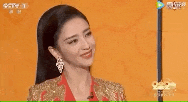 原创36岁佟丽娅主持春晚被群嘲:朋友圈最让人羡慕的女人,竟是这种