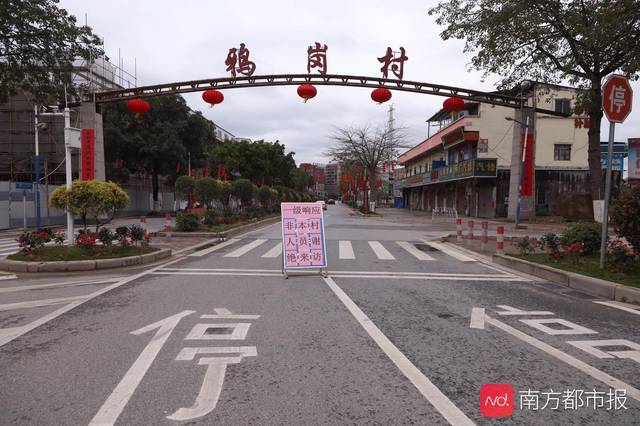 进入朝阳村的其中一个小路,村民用叉车设置临时路障.