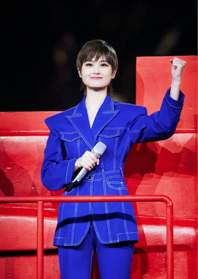 李宇春气质好是人尽皆知的,春晚舞台上,她一身balamain蓝色西装干练