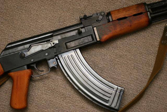 苏联兵工厂里最赚钱的武器:ak-47自动突击步枪