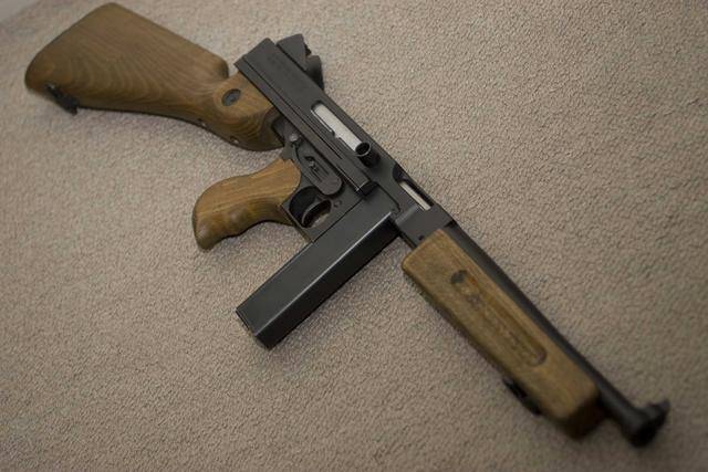 拥有超强火力,被称为"战地扫帚"的汤普森m1a1冲锋枪