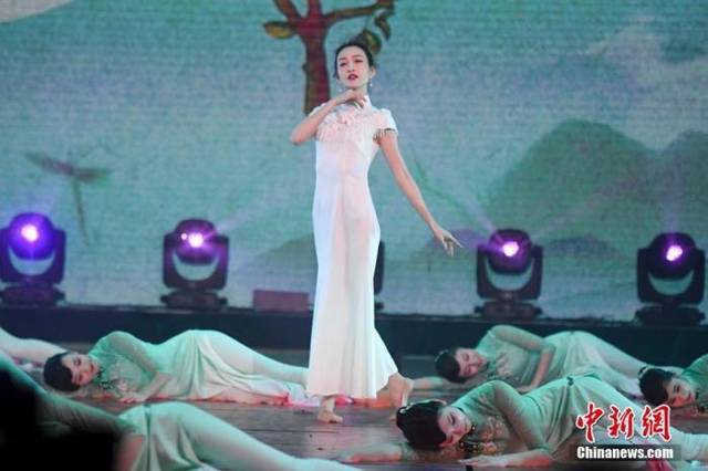 演员王鸥登台演绎旗袍舞蹈秀《茉莉花》.杨华峰 摄