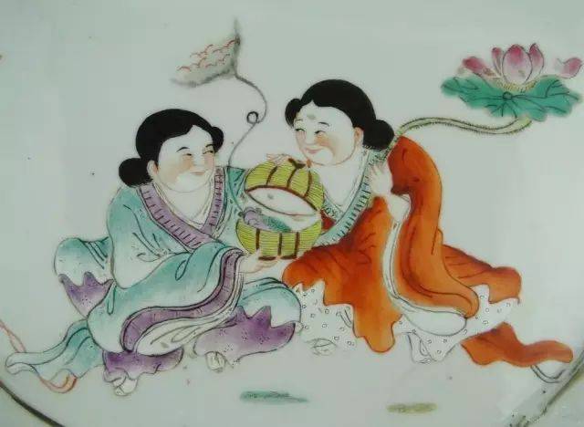 合和二仙,一个拿荷花,一个捧宝盒
