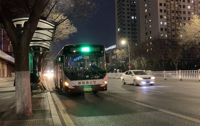 今日傍晚6时许,张店柳泉路上零星几位路人在等候公交车(晚报记者李凯