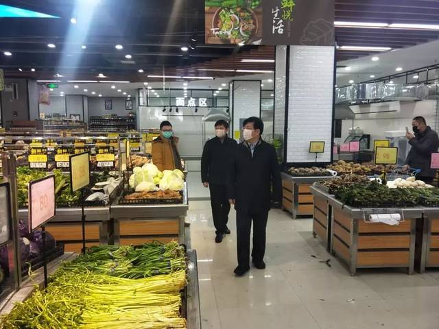 高新区党工委副书记,管委会主任严竹波主持会议并全面部署各项工作