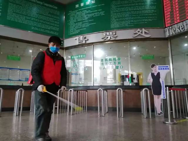 汽车站外医护工作人员为旅客依次测量体温