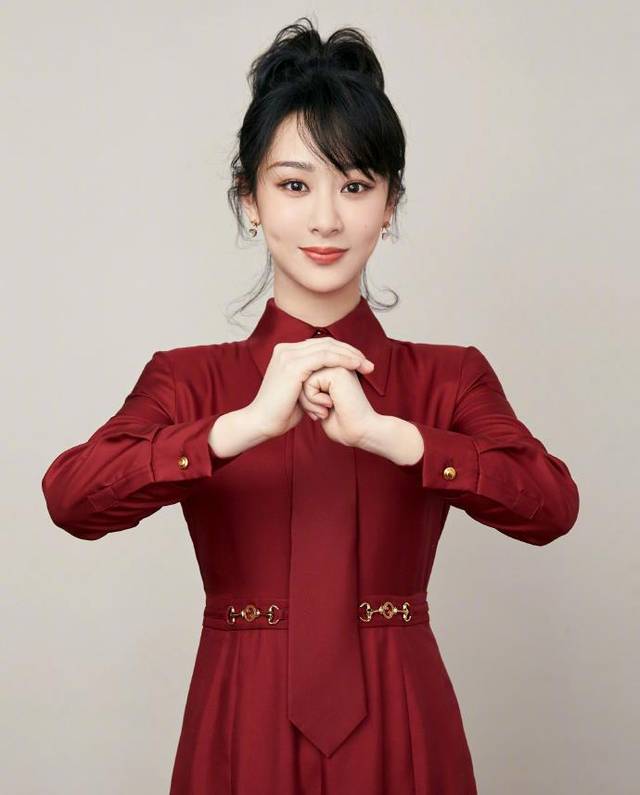 杨紫连续四年登春晚舞台 一身红裙清新俏皮对镜wink甜美可爱