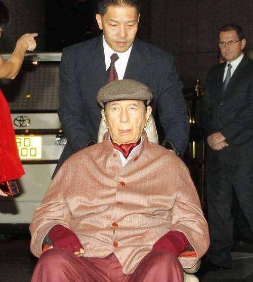 98岁"赌王"何鸿燊,花费上亿点灯续命,座驾一个轮子35万