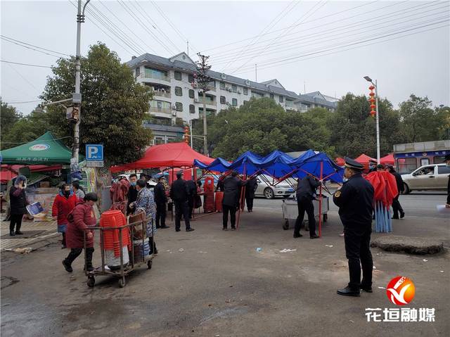 依法关闭花垣城区夜宵临时摊点!防控疫情,他们这样做