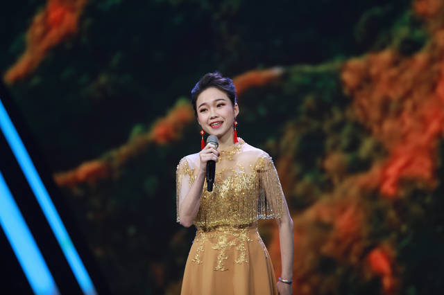也是本届春晚年纪最小的青年女歌手,她一首《节日欢歌》惊艳了现场