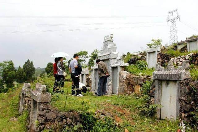 原创吴三桂死后,偷偷的埋葬在他人祖坟中,周围小山村因此一夜成名