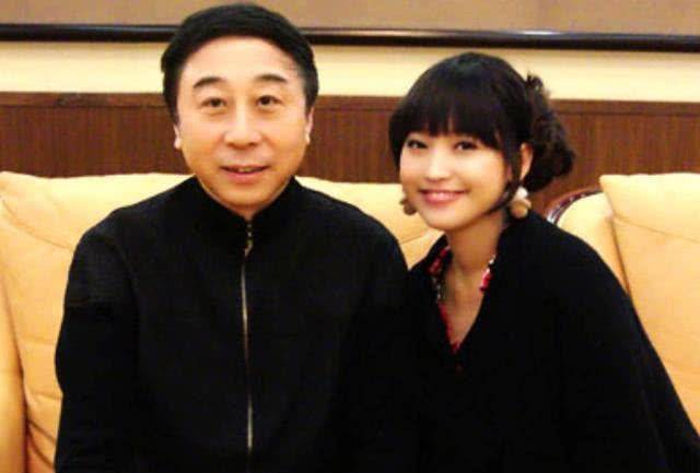 62岁冯巩一家近照,老婆风韵犹存,35岁儿子颜值一言难尽