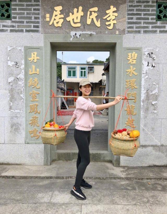 胡杏儿随夫回老家,肩扛扁担体验生活,乡味十足成"村姑"