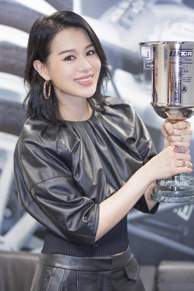 胡杏儿随夫回老家,肩扛扁担体验生活,乡味十足成"村姑"