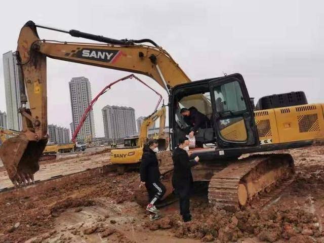当天,他接到汉阳市通知需要挖机去武汉火神山医院施工时,本就是武汉