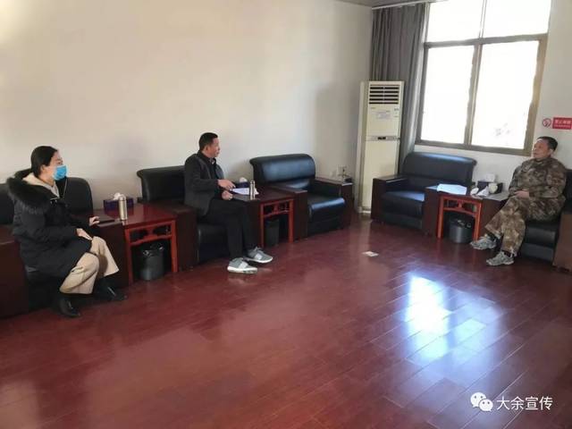 1月30日上午,县委常委,宣传部长何选明到樟斗镇检查指导疫情防控
