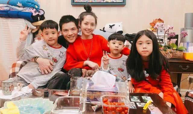 向佐逛日本贴满武汉加油感动发文,郭碧婷素颜