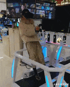 搞笑gif:妹子,你这样玩,网友们都笑喷了_手机搜狐网