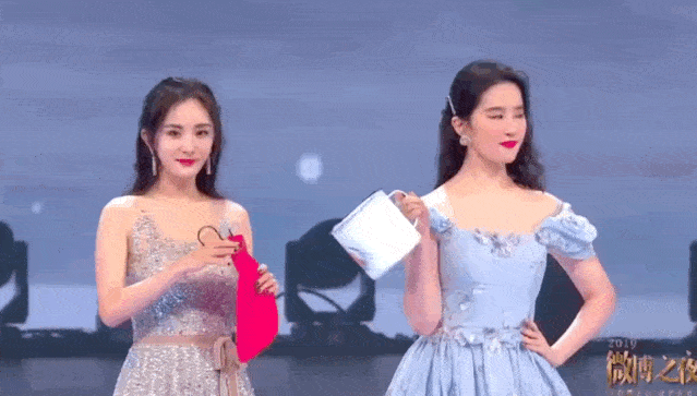 最后总结下,恶女颜给人的感觉明艳抢眼,锋利强势,这些硬件特征决定了