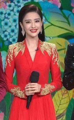 佟丽娅红裙显东方韵味杨紫发型活力春晚红色礼服真好看