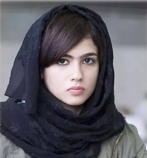 这张照片中的伊朗美女,只能用"惊艳"来形容.