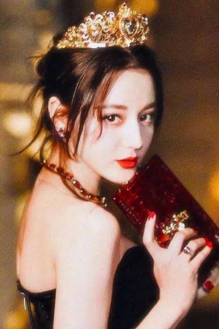 迪丽热巴有一张出圈神图,很多人都注意到她的美背,我却看到她的下颌