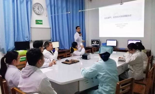 李元广医生在都安帮扶时,为当地医务人员讲课.