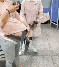 原创搞笑gif动图:新娘好像已经忘记结婚的事了