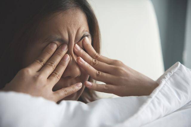 揉眼睛可能感染新型肺炎?它的危害不止于此