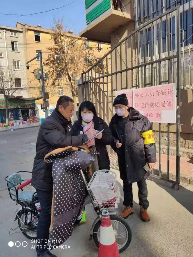 李沧区教体局党员干部教师响应号召参与社区疫