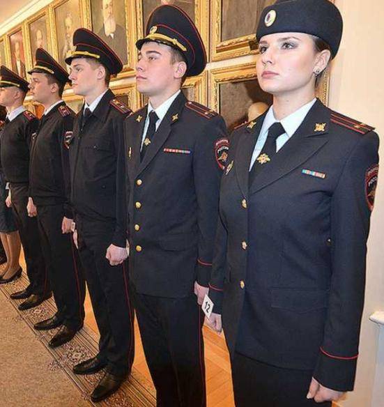 俄罗斯内务部队26万人,数量和质量世界一流,制服勋章怎么穿戴?
