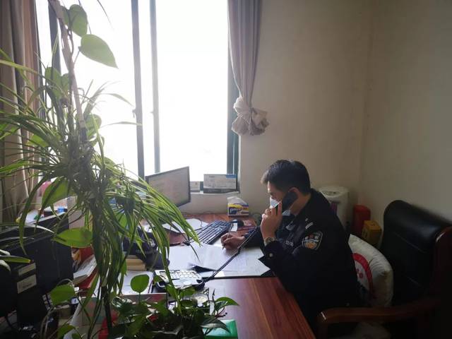 派出所民警丁涛在办公室给全镇所有的村级旅社打电话,了解所有湖北