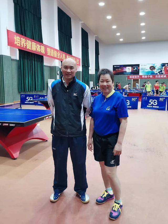 李春丽近期回南宁训练,图为她与广西乒乓球队总教练谢赛克合影.