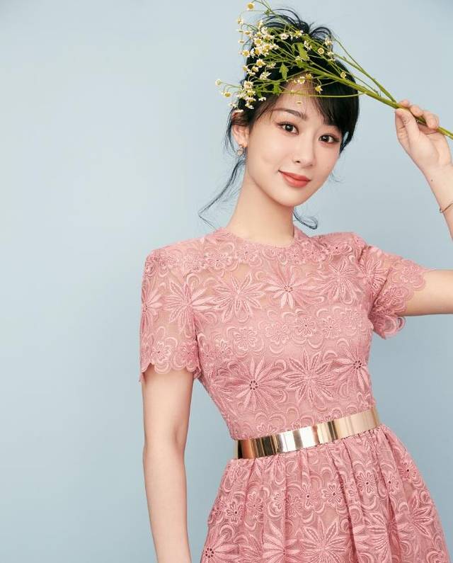 人比花娇!杨紫穿粉色蕾丝裙优雅温柔 丸子头青春减龄少女感十足