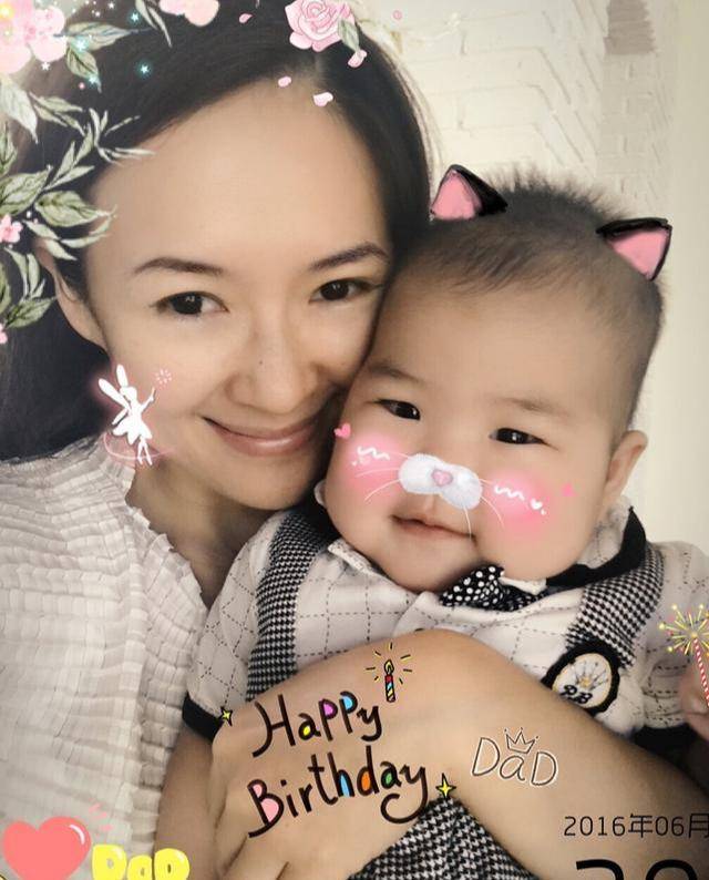 原创章子怡晒儿子小脚丫庆祝满月,坚持母乳喂养,苦口婆心谈教育