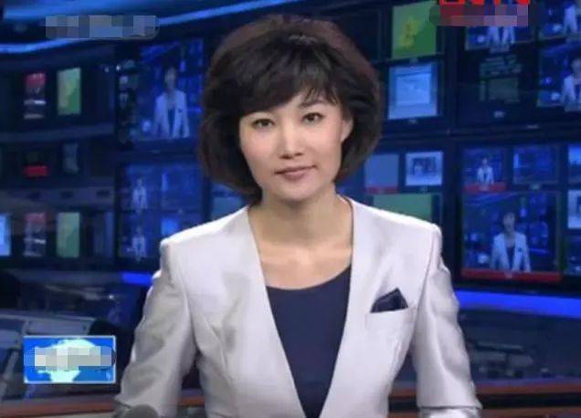 42岁央视"名嘴"李梓萌,戴假发主持13年0失误,如今依旧
