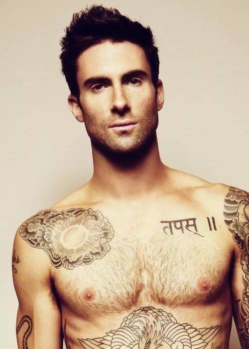 我们又不得不佩服adam levine,他实在太有大众缘了.