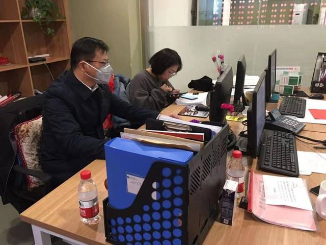 区审管办党组副书记,主任余向平带队完成凤凰社区30户群众的电话回访