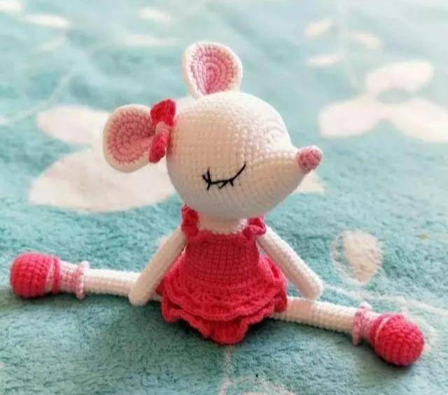 这篇就和大家一起学习用钩针编织可爱的小老鼠.