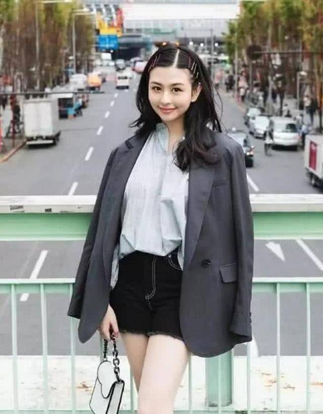 邱淑贞大女儿长大了,20岁模仿妈妈经典造型