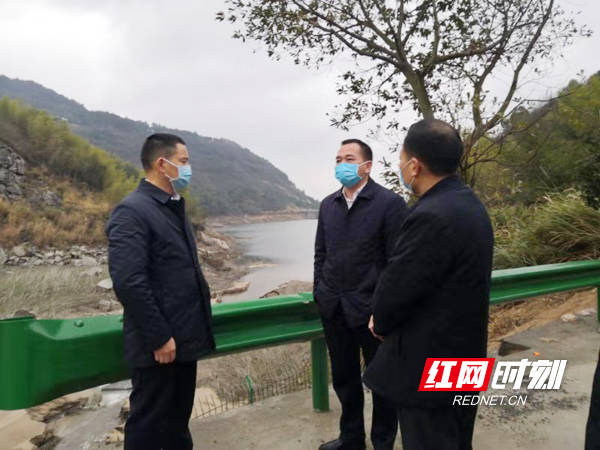 衡阳市南岳区委副书记,代区长蒋炳炎在水库调研城市供水,疫情防控工作