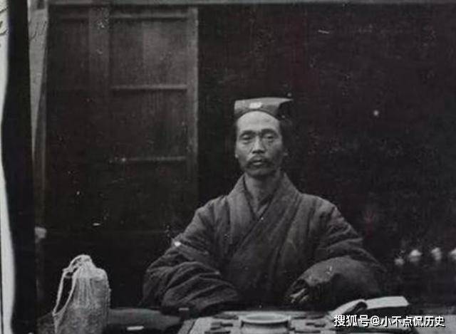 一个道士侥幸逃脱了鬼子的毒手,为了报仇,用菜刀杀掉两个鬼子
