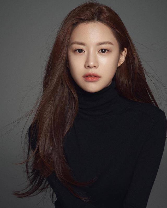 原创时隔一年,韩国最美整容女高允真,又动脸了,网友:这次整崩了